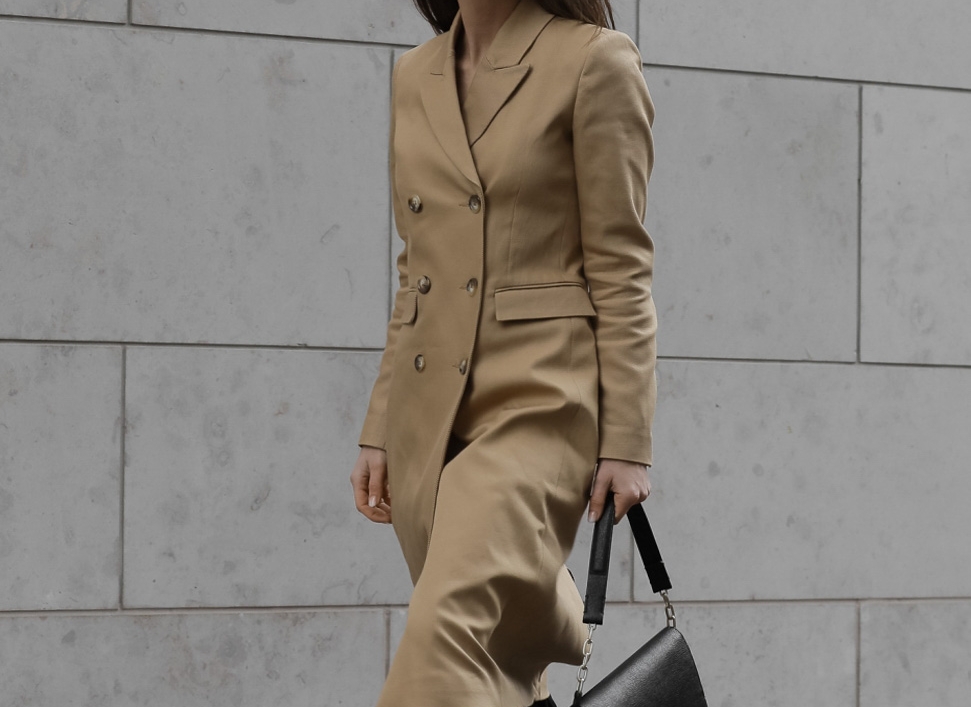 Modebloggerin Jasmin Kessler trägt einen classischen Trenchcoat von Ivy & Oak