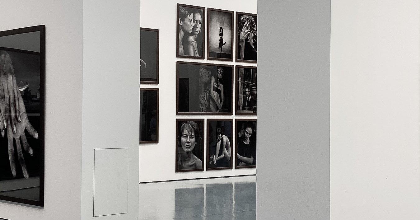 Der Eingang zur Untold Stories Ausstellung (Peter Lindbergh) mit verschiedenen Fotos im Großformat