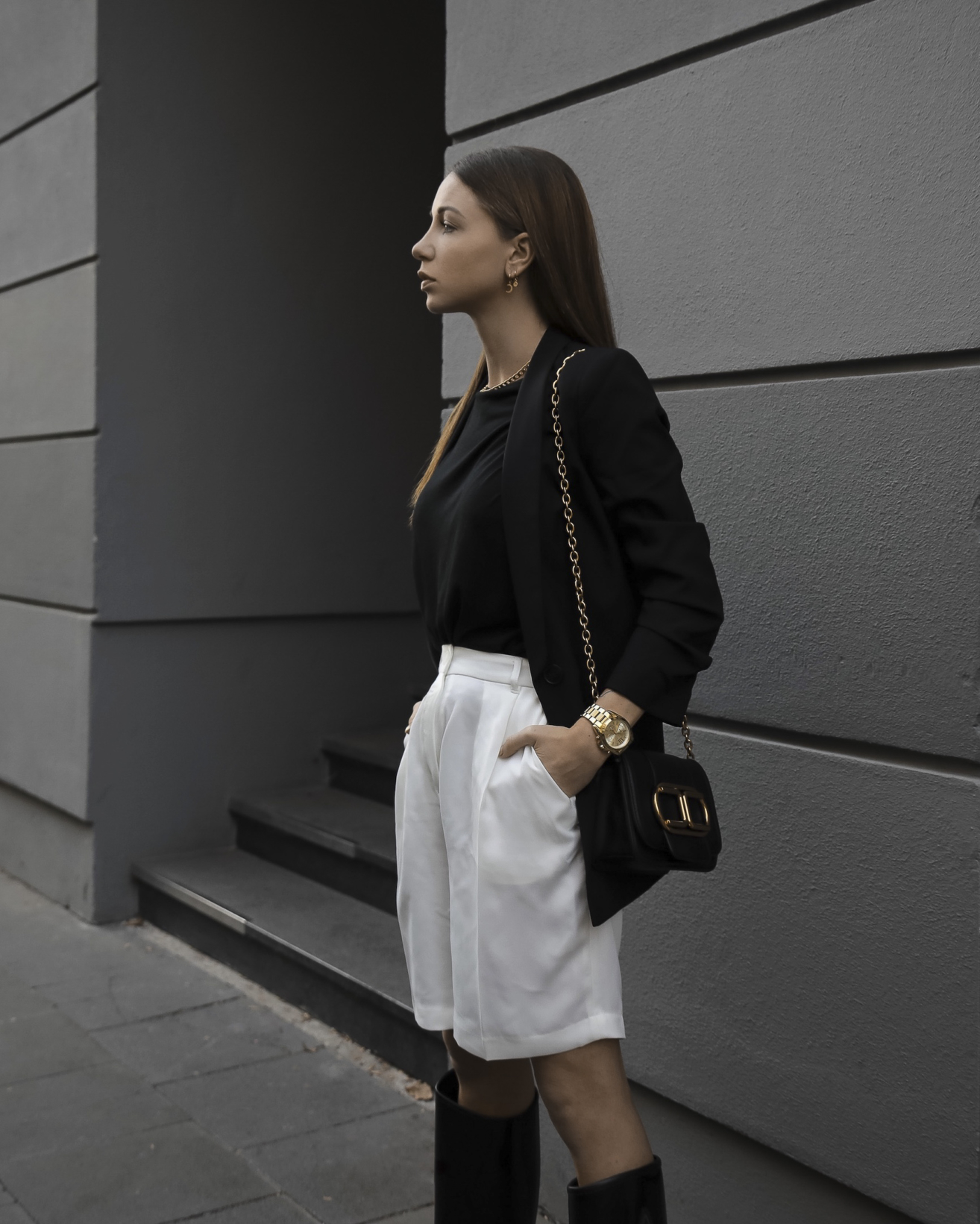 Outfit: Schwarzer Blazer, weiße Hose, Gummistiefel / Streetstyle von Jasmin Kessler