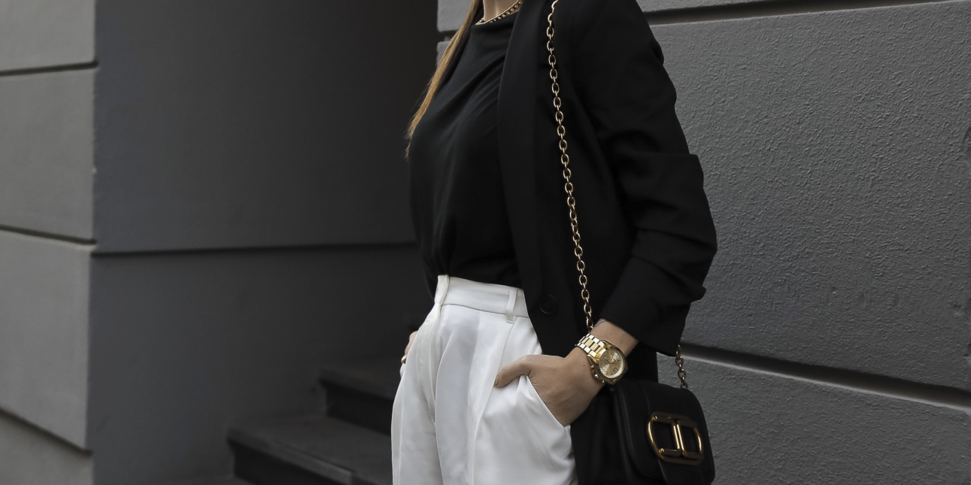 Outfit: Schwarzer Blazer, weiße Hose, Gummistiefel / Streetstyle von Jasmin Kessler