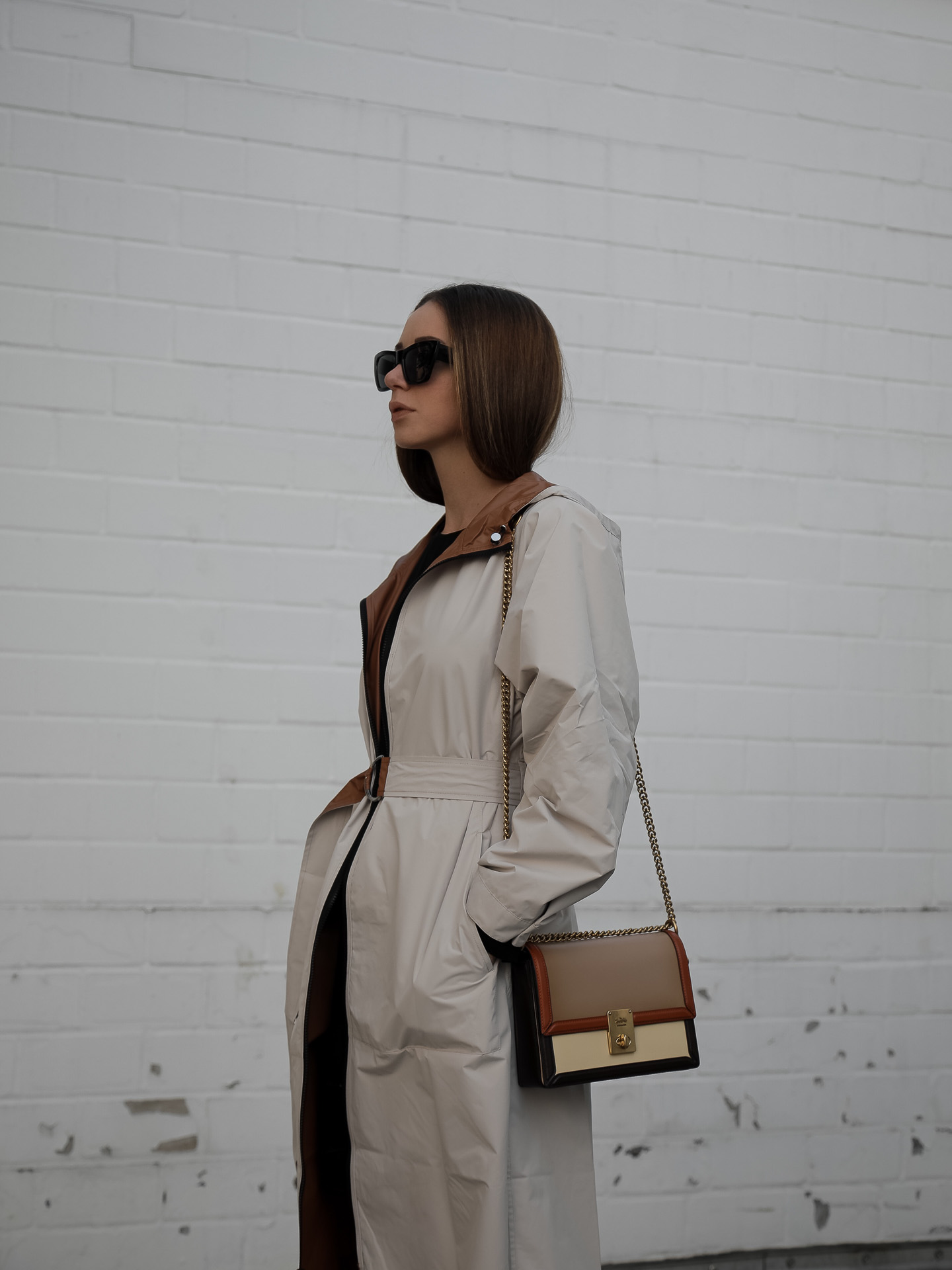 Modebloggerin Jasmin Kessler trägt einen hellgrauen Parka der Marke Sportmax
