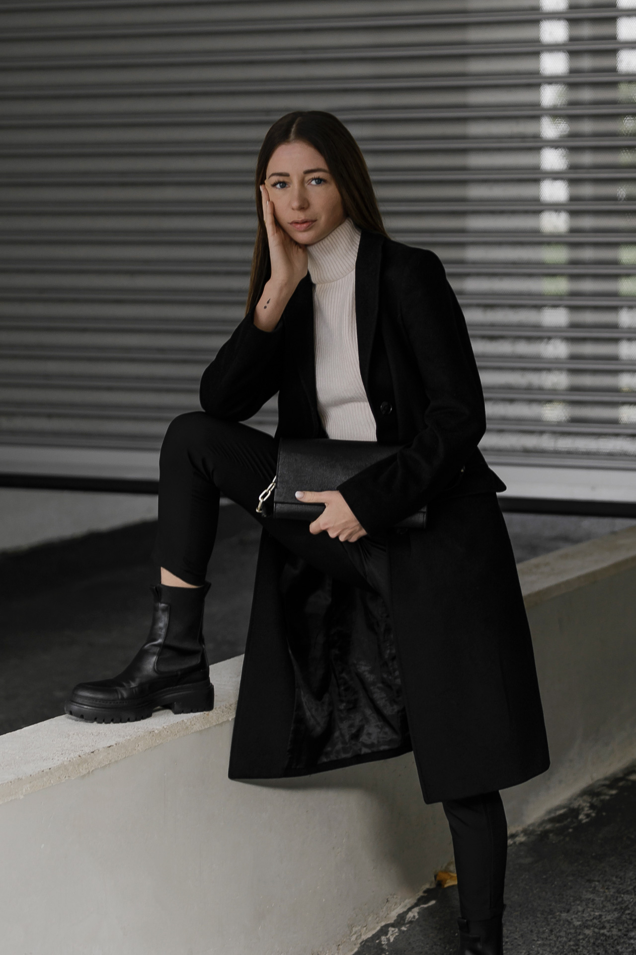 Modebloggerin Jasmin Kessler aus Köln trägt schwarze Chunky Boots von ARKET, einen schwarzen Wollmantel und eine Tasche von Calvin Klein (Streetstyle aus Deutschland)